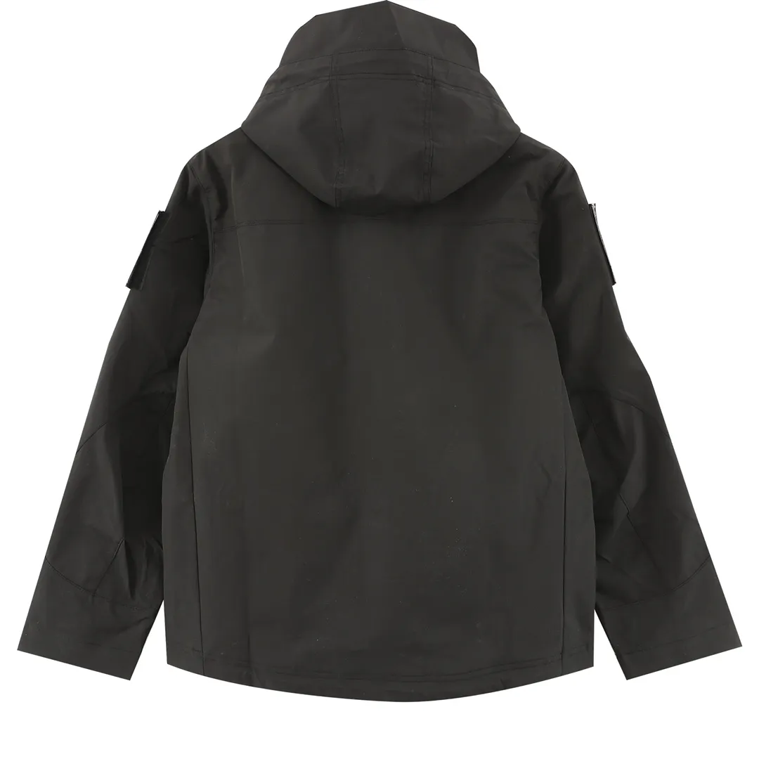 🅿️550 Stone Island/Stone Island outdoor arm logo zipper jacket. In order to restore all the texture of ZP, this year the team spent several months and finally shipped it. All excipients are restored to ZP! Highly permeable laminated fabric Gore-tex imitates water-breathable film, which feels better and more comfortable. The fabric has certain waterproof, windproof and UV-proof effects. It is one of the must-have jacket fabrics in Stone Island. It is light and thin because of the characteristics of the fabric. It is functional and full of outdoor sports. There are two pockets on the chest, and there is the logo embroidery of Stone Island nautical compass badge on the arm. It is a must-have item for outdoor travel! Size：XS-L